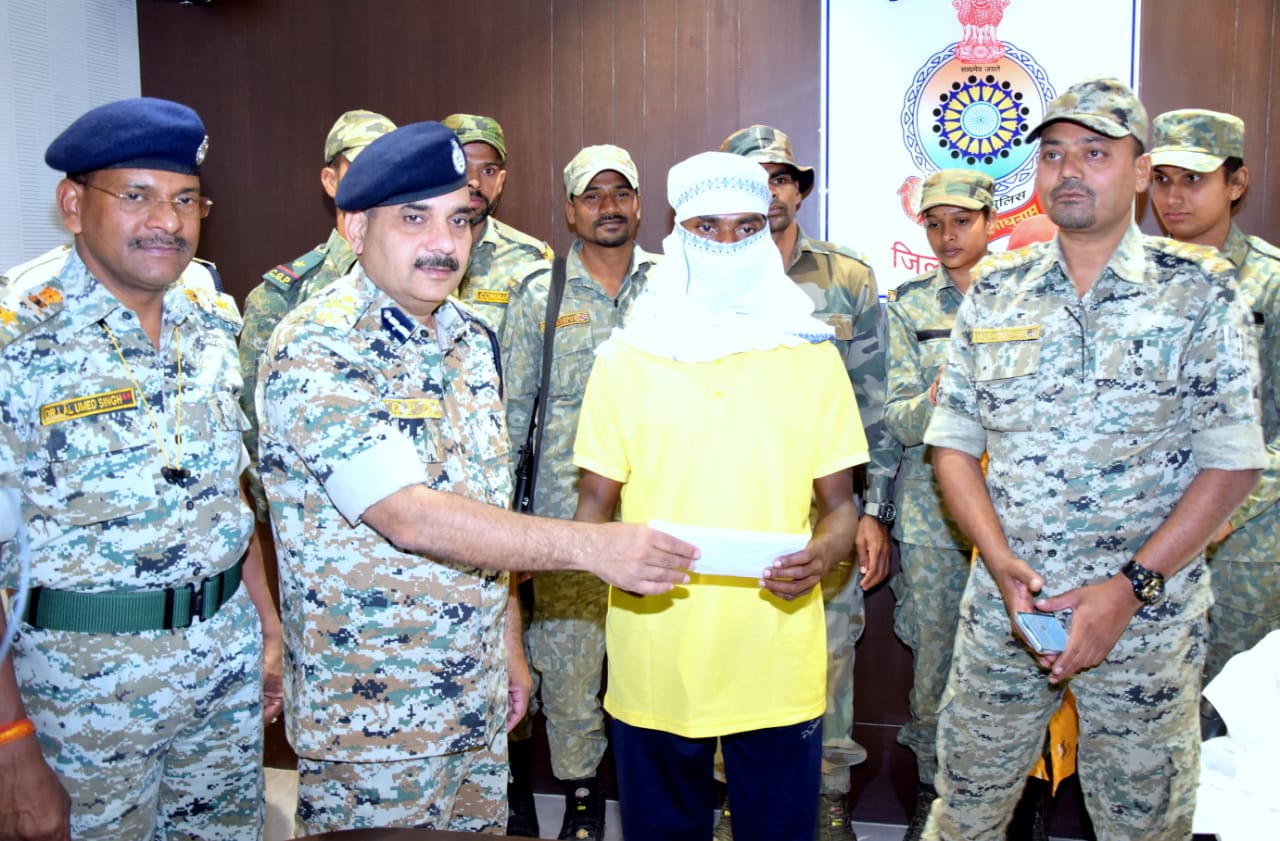  कवर्धा में नक्सल दंपत्ति का समर्पण