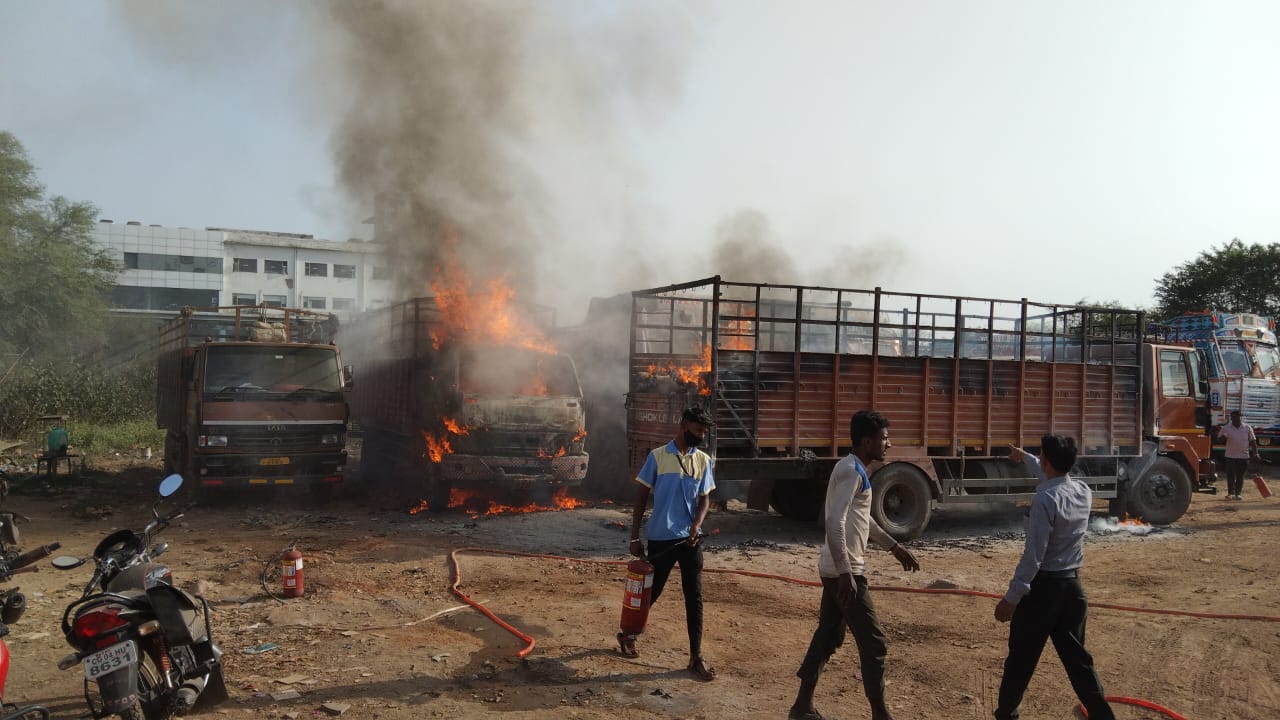यार्ड में खड़े तीन ट्रकों में आग