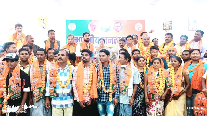 चुनाव से पहले कांग्रेस को बड़ा झटका, पूर्व नपं उपाध्यक्ष सहित 58 कांग्रेसी भाजपा में हुए शामिल