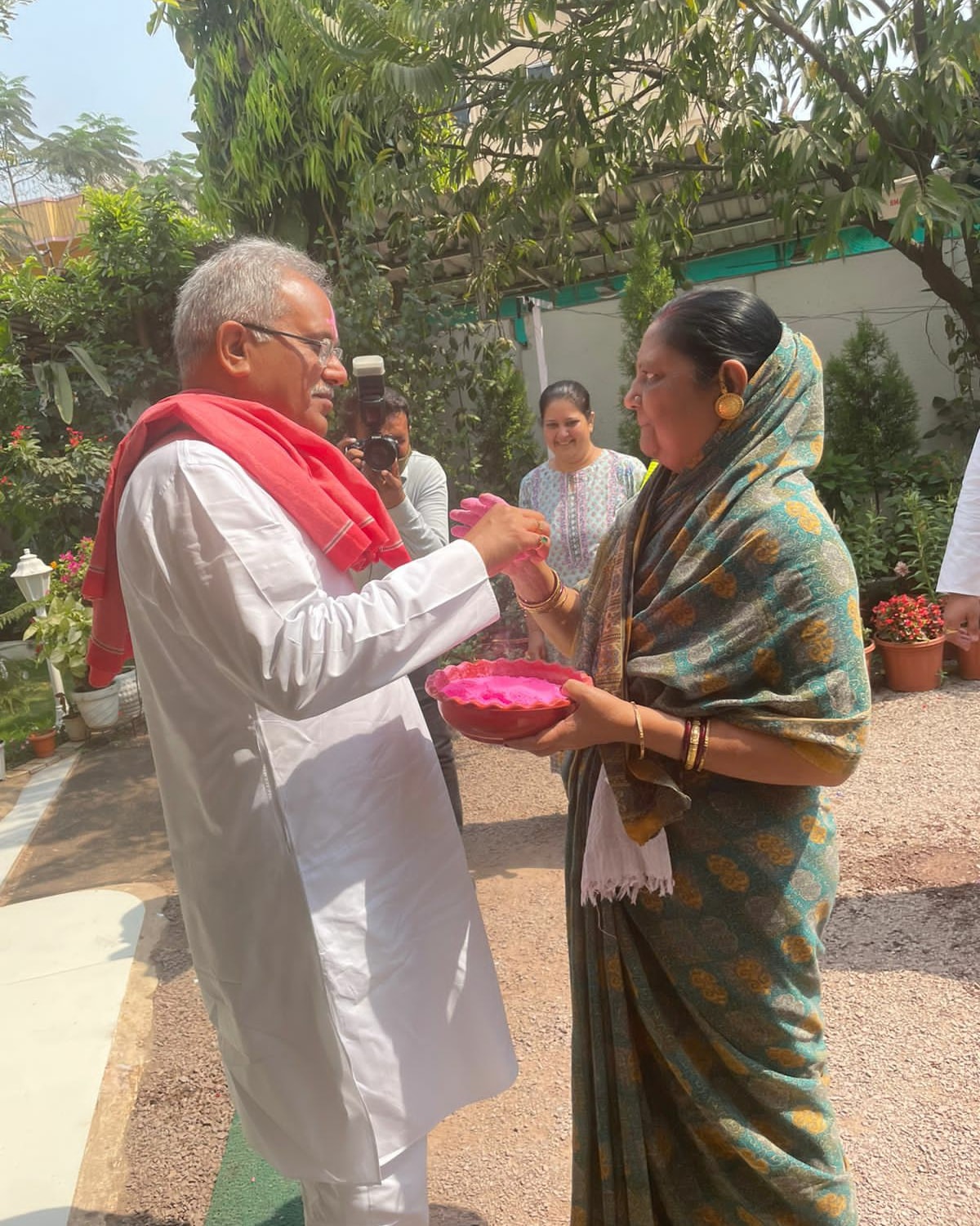 जीवन को खुशियों के रंग से भरने वाली जीवनसंगिनी...