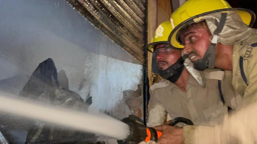 साइकिल और फैंसी दुकान में आगजनी, 15 लाख का सामान खाक