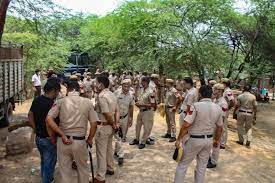 धार्मिक स्थल पर रंग डालने को लेकर विवाद : पुलिस पर किया हमला, 200 पर मुकदमा