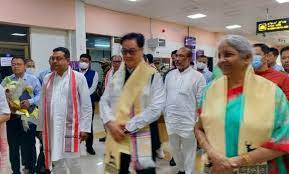 भाजपा विधायकों के साथ बैठक में शामिल होने को इंफाल पहुंचे सीतारमण और रिजिजू