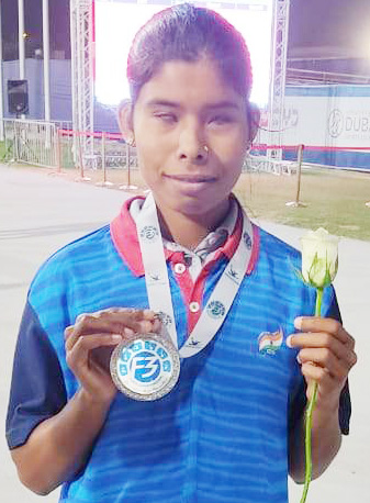 माता-पिता ईंट भट्ठे में काम करने गए, दृष्टिबाधित ईश्वरी देश के लिए जीत लाई रजत