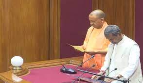 आदित्यनाथ और अखिलेश समेत अनेक विधायकों ने उप्र विधानसभा के सदस्य के रूप में शपथ ग्रहण की