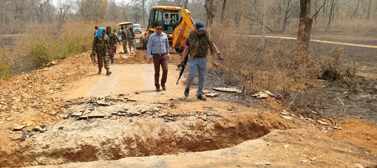 नक्सलियों ने सडक़ काटी, पर्चे फेंक पुल का विरोध