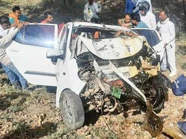 कार पेड़ से टकराई, भिलाई के इंजीनियर दंपत्ति समेत 4 मौतें