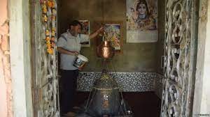 कश्मीरी मुसलमान नूर मोहम्मद डार, जो 11 सालों से कर रहे हैं मंदिर की देखरेख