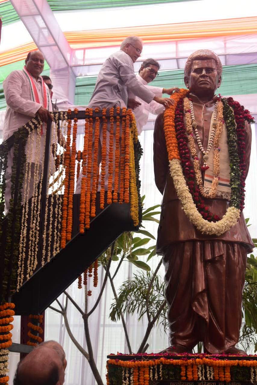  बिसाहू दास महंत की प्रतिमा का अनावरण