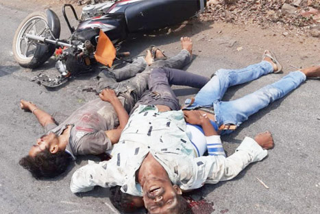 ट्रेलर ने बाईक को मारी ठोकर, तीन की मौत