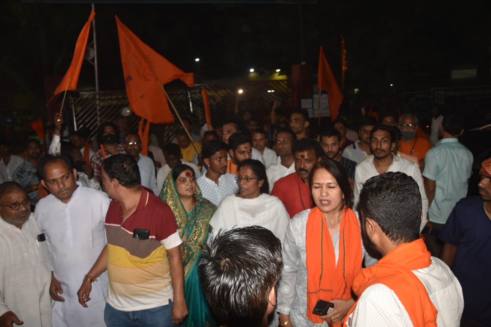 कालीचरण की रिहाई थोड़ी देर में संभव, जेल के बाहर जुटे समर्थक