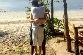 तस्वीर देखकर चकरा जाएगा सिर, गले लगे दो लोगों के सिर से पांव तक धोखा ही धोखा !