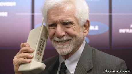 पहला सेलफोन कब आया