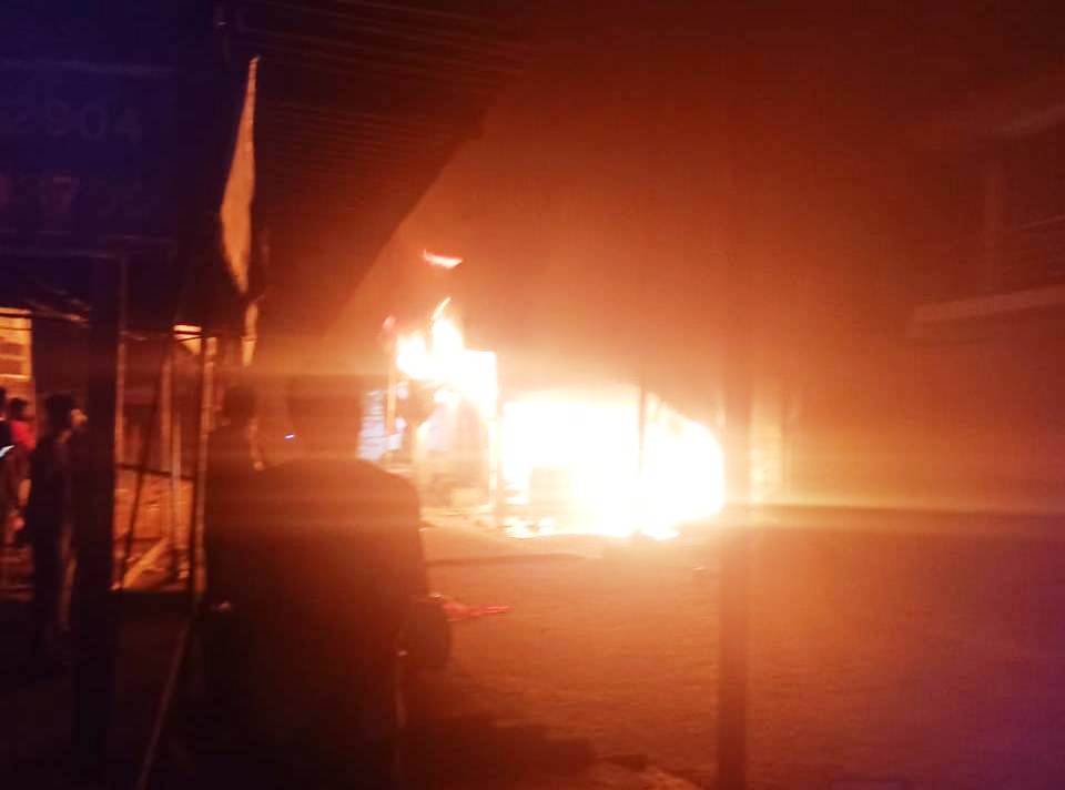 प्लाईवुड दुकान में भीषण आग, झुलस कर महिला की मौत होने की खबर