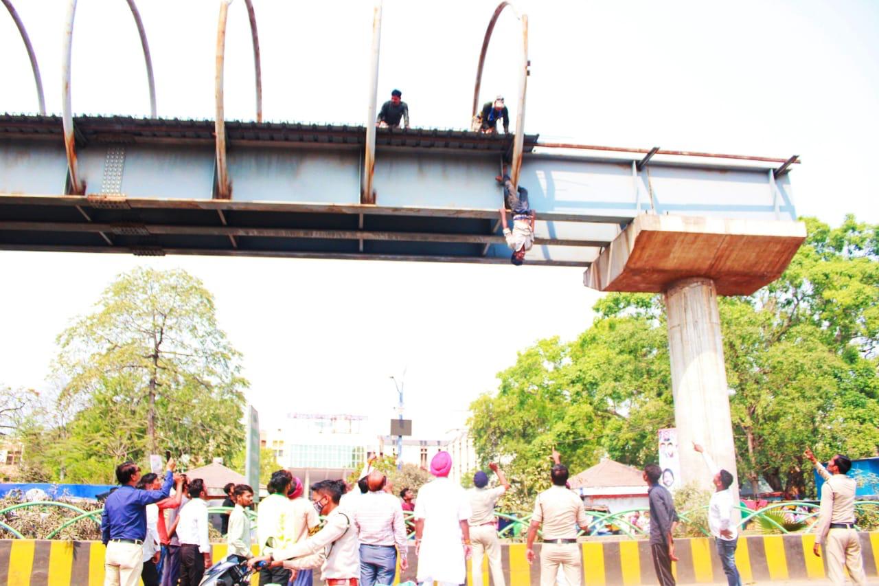 देखें VIDEO :  पत्नी को मनाने सतना से रायपुर आया, बात बिगड़ी तो चढ़ गया स्कॉय वॉक में, बीच-बचाव की कोशिश में नीचे गिरा, चोटिल हालत में भर्ती