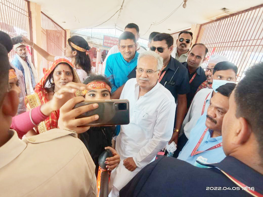 दर्शन बाद सीएम संग भक्तों ने ली सेल्फी