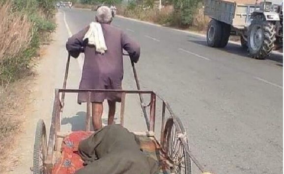 बीमार पत्नी को हाथगाड़ी से खींचकर 4KM दूर अस्पताल पहुंचा बुजुर्ग, फिर भी नहीं बचा पाया जान