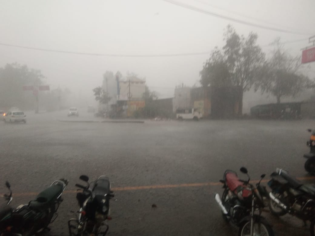 जगदलपुर में बारिश एवं ओले गिरे
