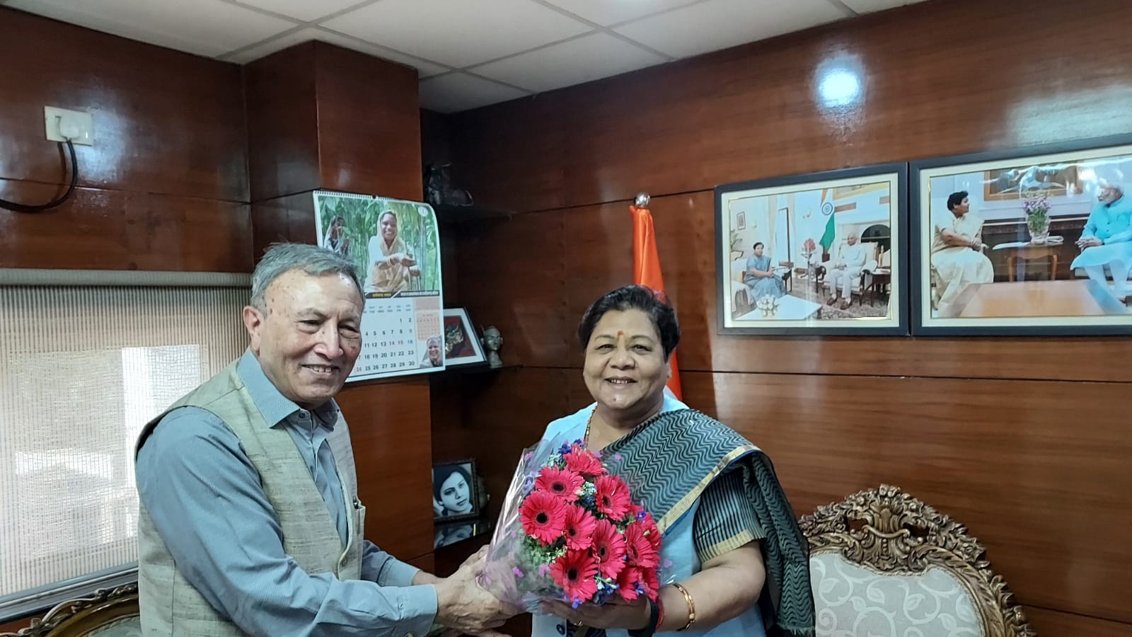 दत्त ने राज्यपाल उइके से की  भेंट, दिया अपना लिखा काव्य संग्रह