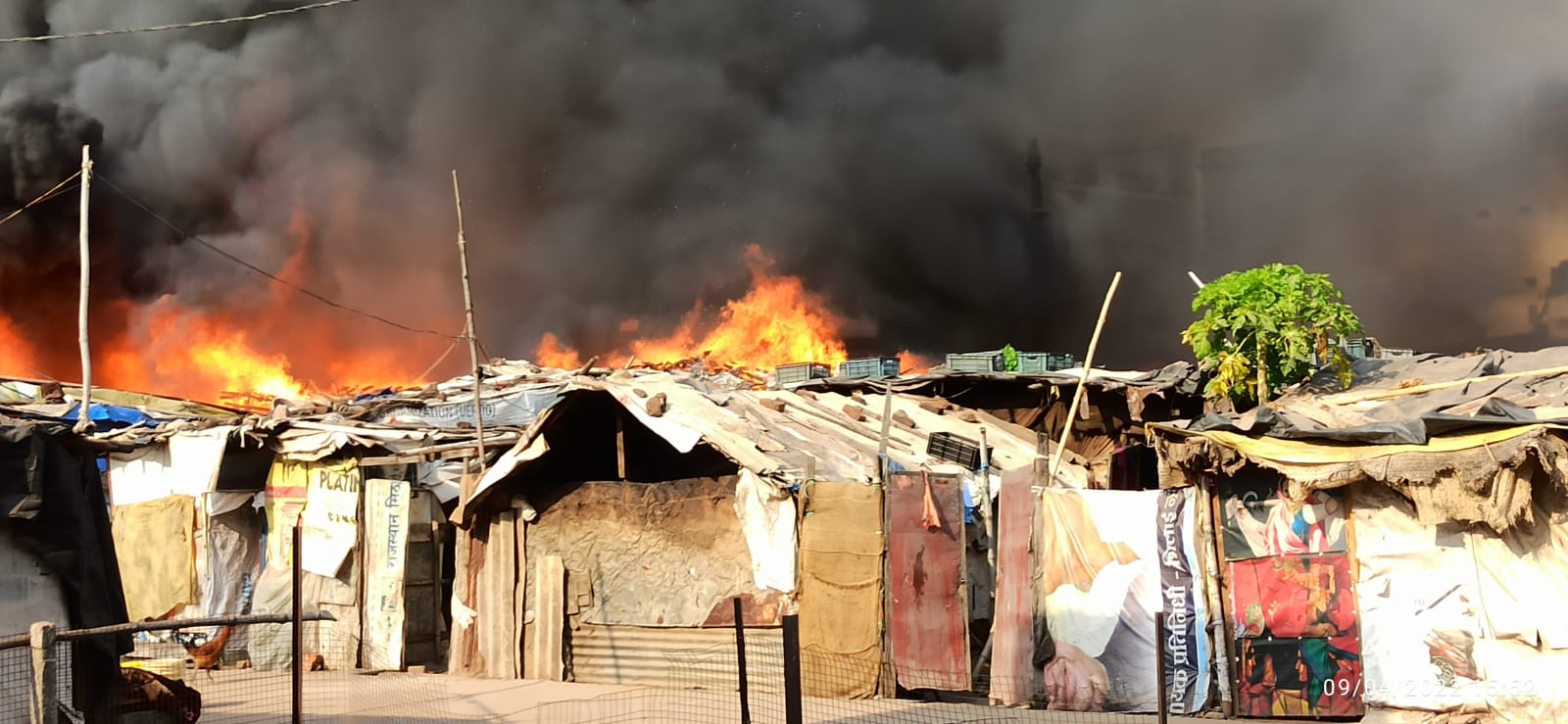   बस्ती में लगी भीषण आग, आधा दर्जन सिलेंडर फटे, कई झोपडिय़ां खाक