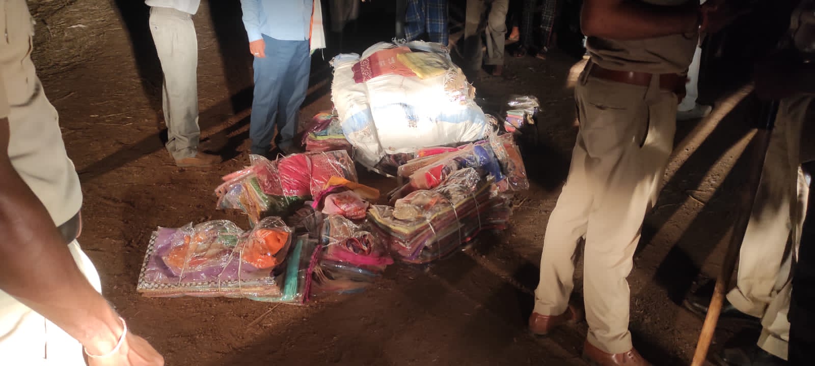 खैरागढ़ में प्रचार खत्म होने से विवाद,साड़ियों का बंडल पकड़ाया, नारेबाजी