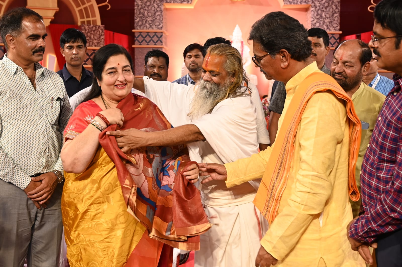 भेंट किए गए अंगवस्त्रं में श्री राम दरबार को देख भाव विभोर हुईं अनुराधा पौडवाल