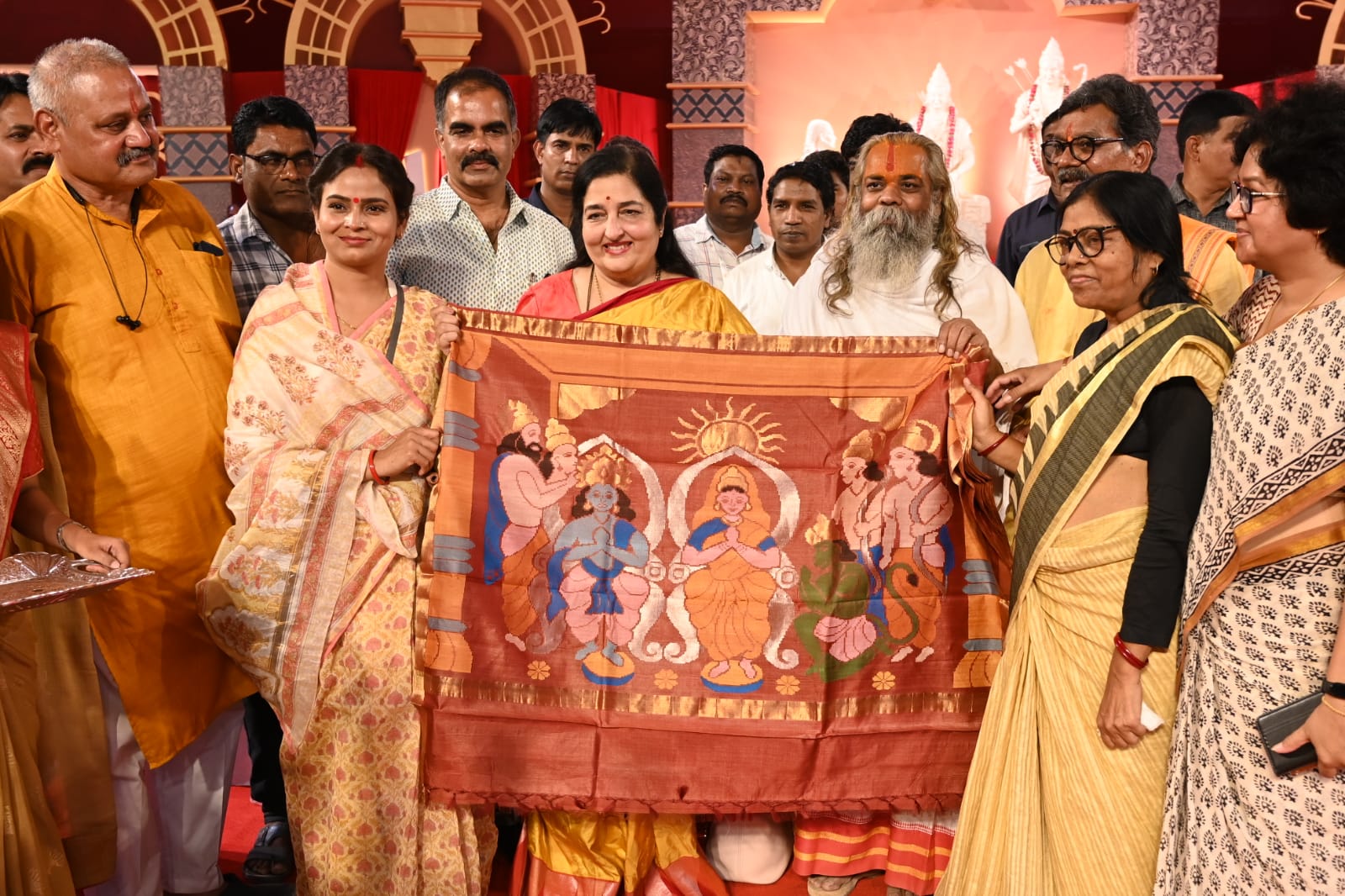 खास तौर पर अपने लिए तैयार कोसा सिल्क की साड़ी को भेंट से भाव-विभोर हो उठीं अनुराधा पौडवाल