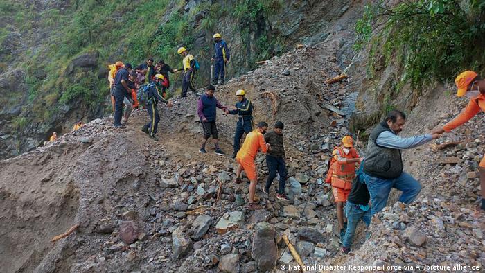 हवा में अटकी जान, रोपवे हादसे के तीसरे दिन भी रेस्क्यू ऑपरेशन जारी हवा में अटकी जान, रोपवे हादसे के तीसरे दिन भी रेस्क्यू ऑपरेशन जारी