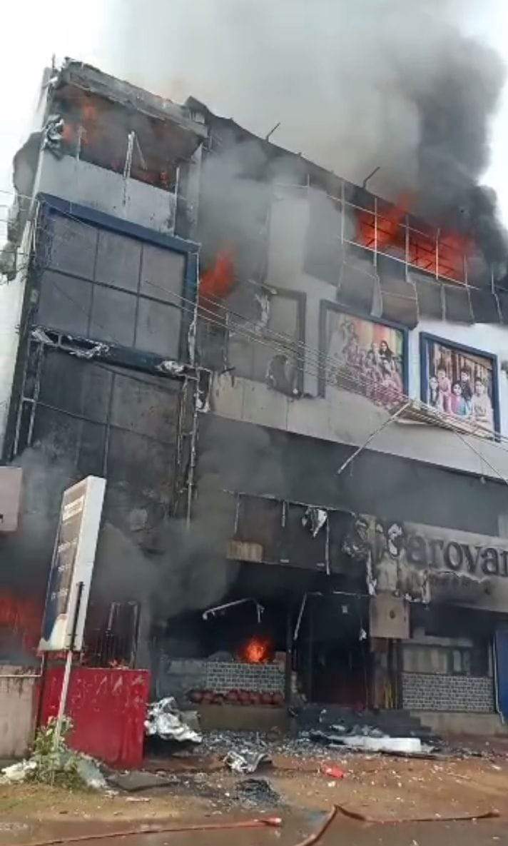 देखें VIDEO : शॉर्ट सर्किट से बिग बाजार मानसरोवर में आग, करोड़ों का सामान खाक