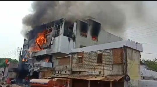 नारायणपुर में तीन मंजिला कपड़ा शो-रूम में आग में खैरागढ़ का युवक जिंदा जला