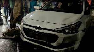 कार ने फुटपाथ पर सो रहे तीन लोगों के परिवार को कुचला, एक की मौत