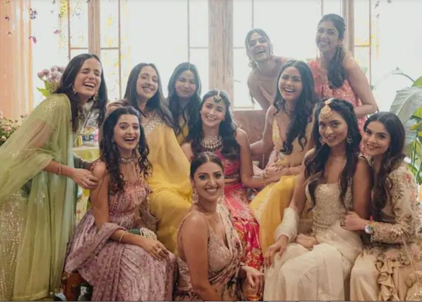 आलिया भट्ट के लहंगे को बनाने में लगे 3000 घंटे, इतनी मेहनत के बाद तैयार हुआ दुल्हन का जोड़ा