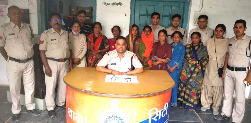 भीड़ में घुसकर लॉकेट, मंगलसूत्र उड़ाने वाली महाराष्ट्र की 7 महिलाएं गिरफ्तार