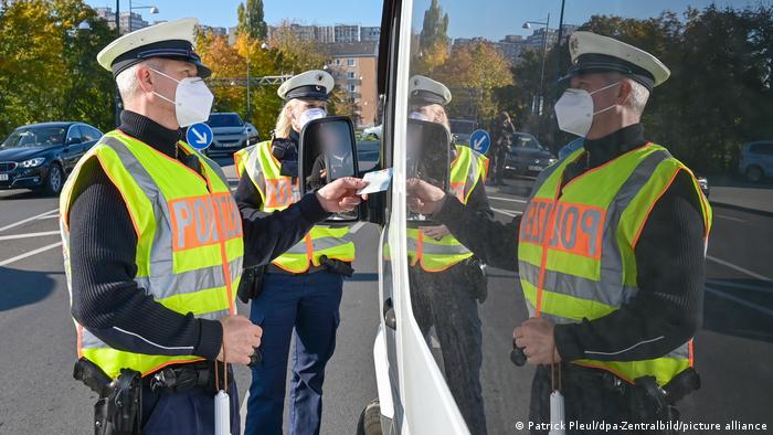 यूक्रेन पर रूसी हमले के समर्थकों को ढूंढ रही है जर्मन पुलिस