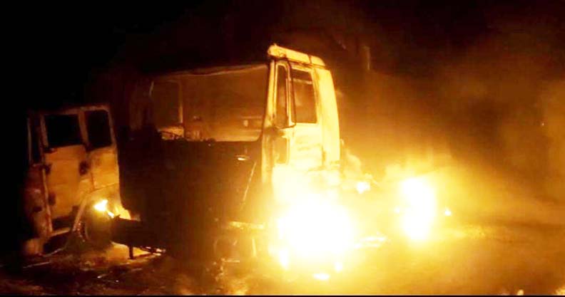 बीजापुर में दूसरे दिन भी जारी रहा नक्सल उत्पात,  10 गाडिय़ां जलाईं