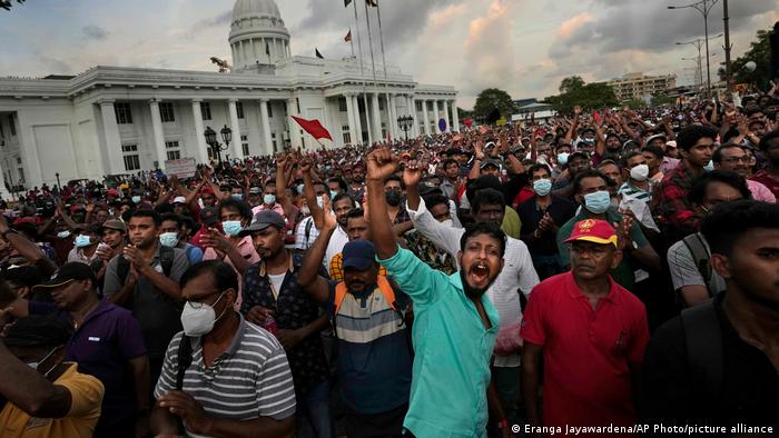 श्रीलंका: प्रदर्शनकारियों पर पुलिस की फायरिंग, एक की मौत