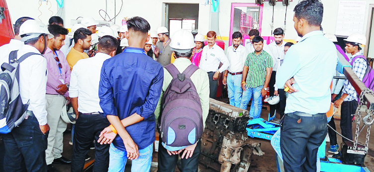 मैट्स इंजीनियरिंग विद्यार्थियों ने किया टाटा मोटर्स का भ्रमण