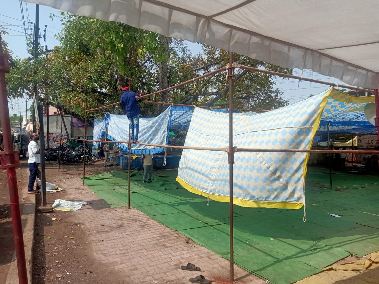 संविदा विद्युत कर्मचारियों का पंडाल उखाड़ दिया प्रशासन ने