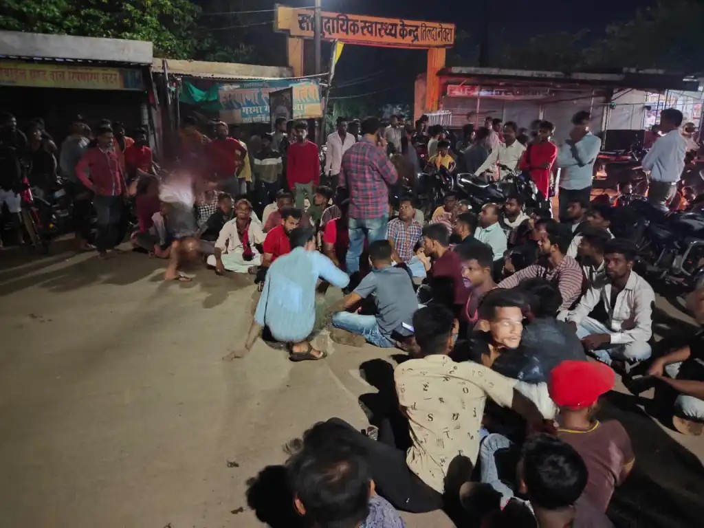 ट्रक की ठोकर से बच्ची की मौत, भीड़ ने लगाई आग