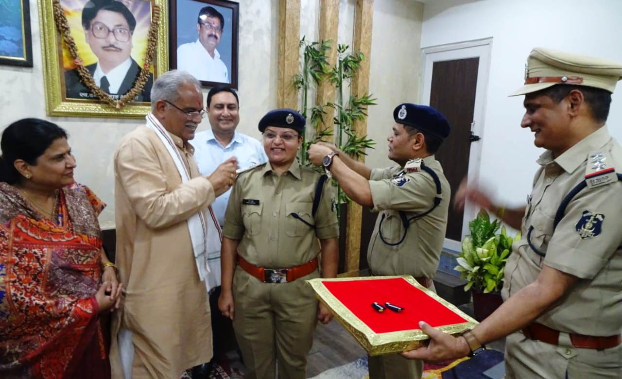 पदोन्नत होकर डीआईजी बनीं पारुल माथुर, सीएम ने लगाया बैज, दी बधाई