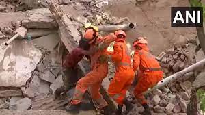 दिल्ली में गिरी इमारत के मलबे में फंसे पांच मजदूरों निकाला गया, दो की मौत