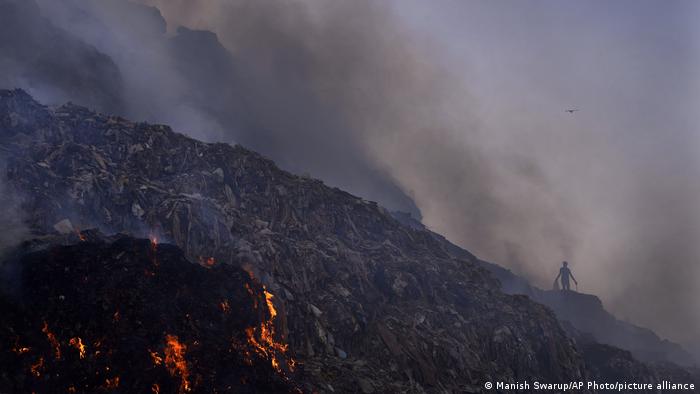 दिल्ली: लैंडफिल साइट पर आफत की आग के बाद धुएं से लोग परेशान