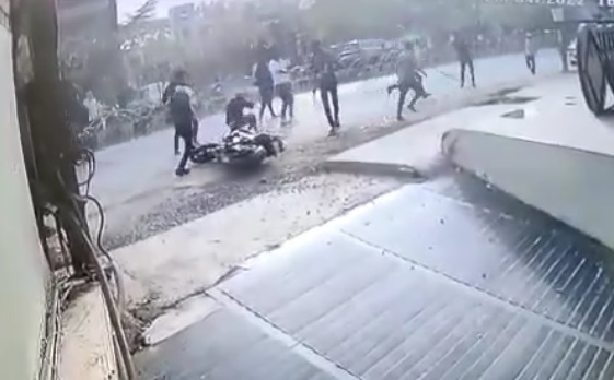 रास्ता रोक इंजीनियरिंग छात्र से मारपीट, वीडियो वायरल होने पर पुलिस ने दर्ज किया अपराध