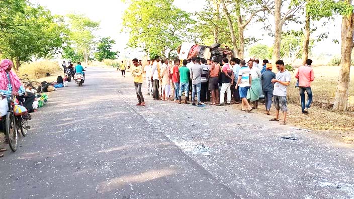 झपकी, बस पलटने से 30 घायल