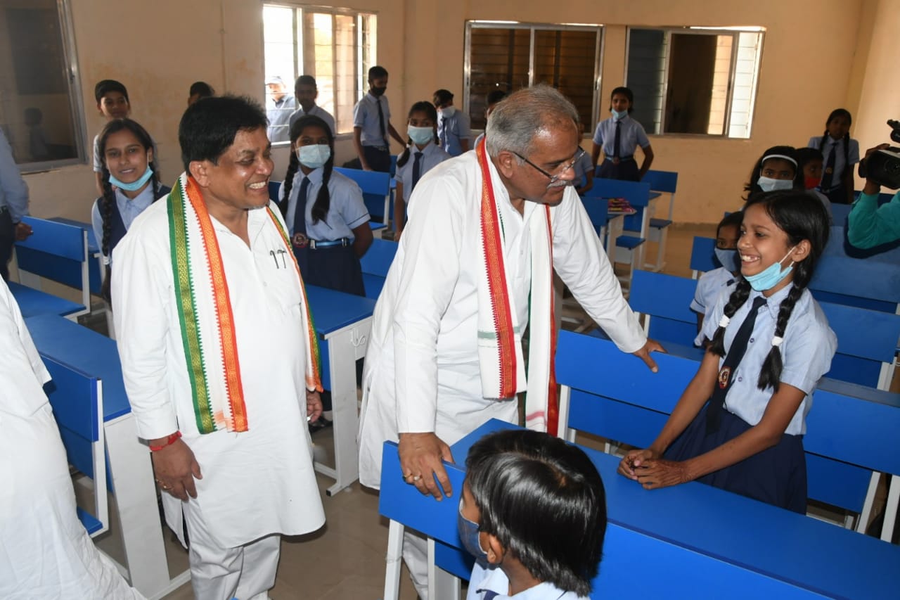 छात्रा ने सीएम से पूछा फिटनेस का राज, जवाब मिला-किसानी, योगा और तैराकी