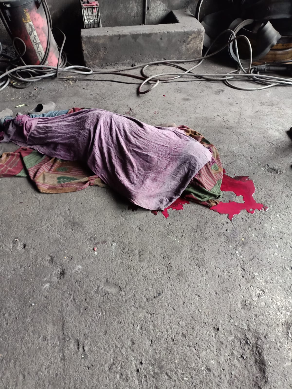 देखें VIDEO :  जेसीबी में हवा भरने के दौरान टायर फटने से दो की मौत