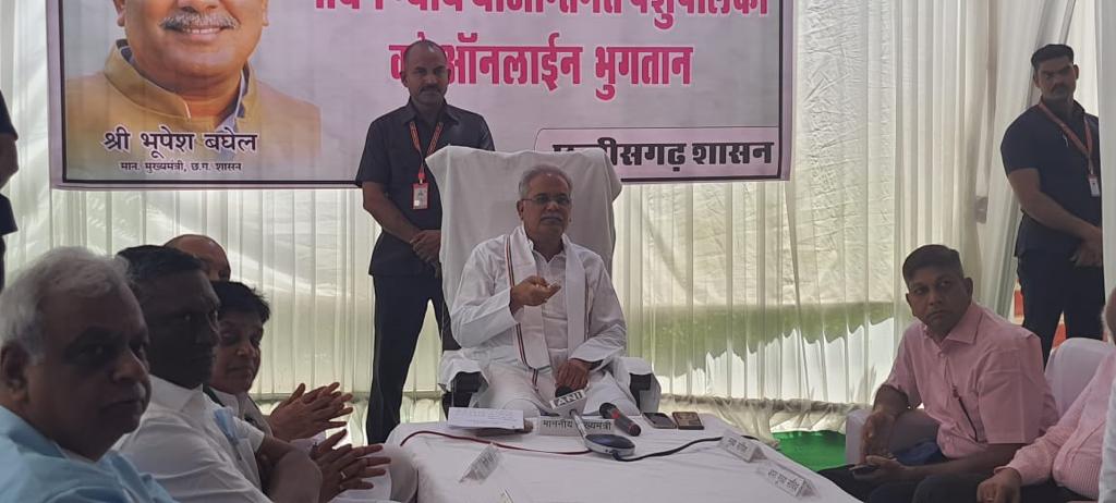 मुख्यमंत्री श्री बघेल ने राजपुर से ही गोधन न्याय योजना के हितग्राहियों को किया 10.70 करोड़ रूपए का भुगतान