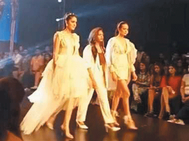 मुंबई में माडलों ने महासमुंद की बेटी के डिजाइन किए कपड़े पहने