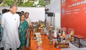 मुख्यमंत्री को मिले स्मृति चिन्ह एवं उपहारों की नीलामी से लगभग 2 करोड़ रुपये मिले