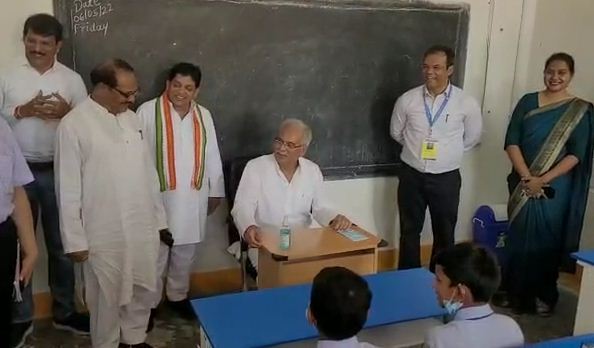 देखें VIDEO :    मैं तो आज ही हेलीकॉप्टर में बैठूंगी, छात्रा ने जिद्द पकड़ी, सीएम ने बात मानी